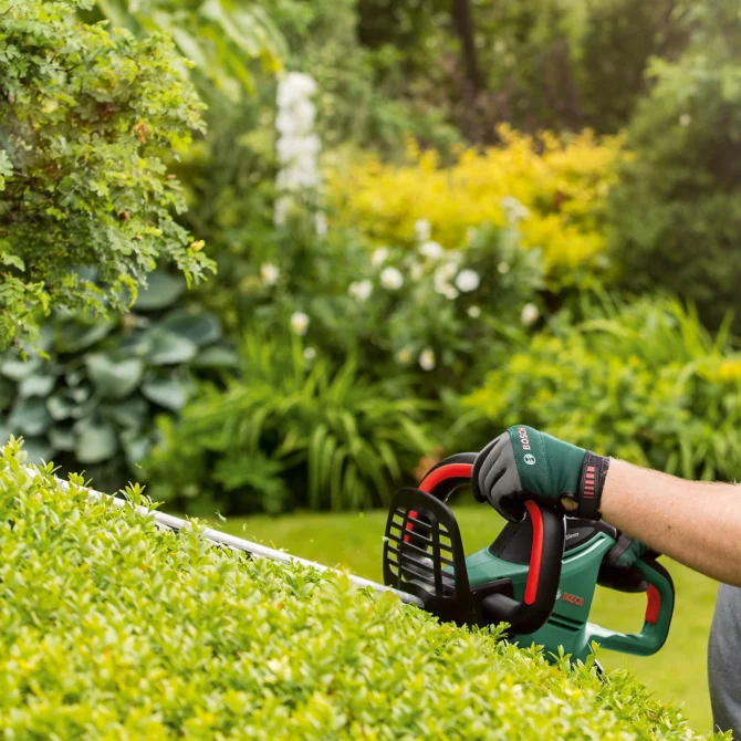 Bosch UniversalHedgeCut Corded 480W Hedge trimmer - 600mm